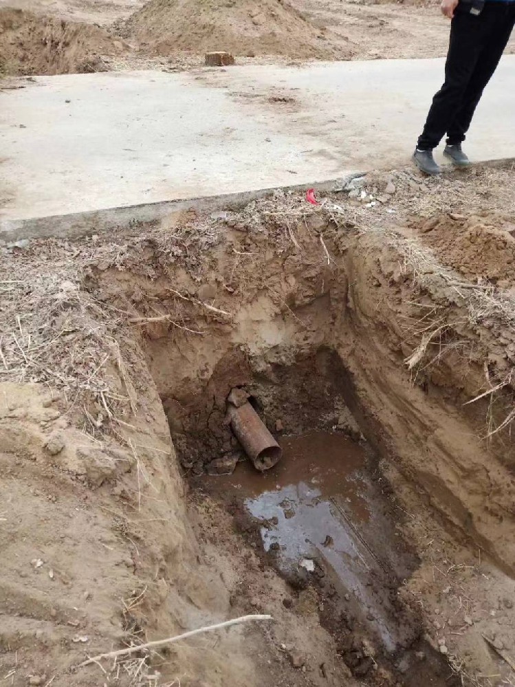射阳过路横向打孔放铁管子